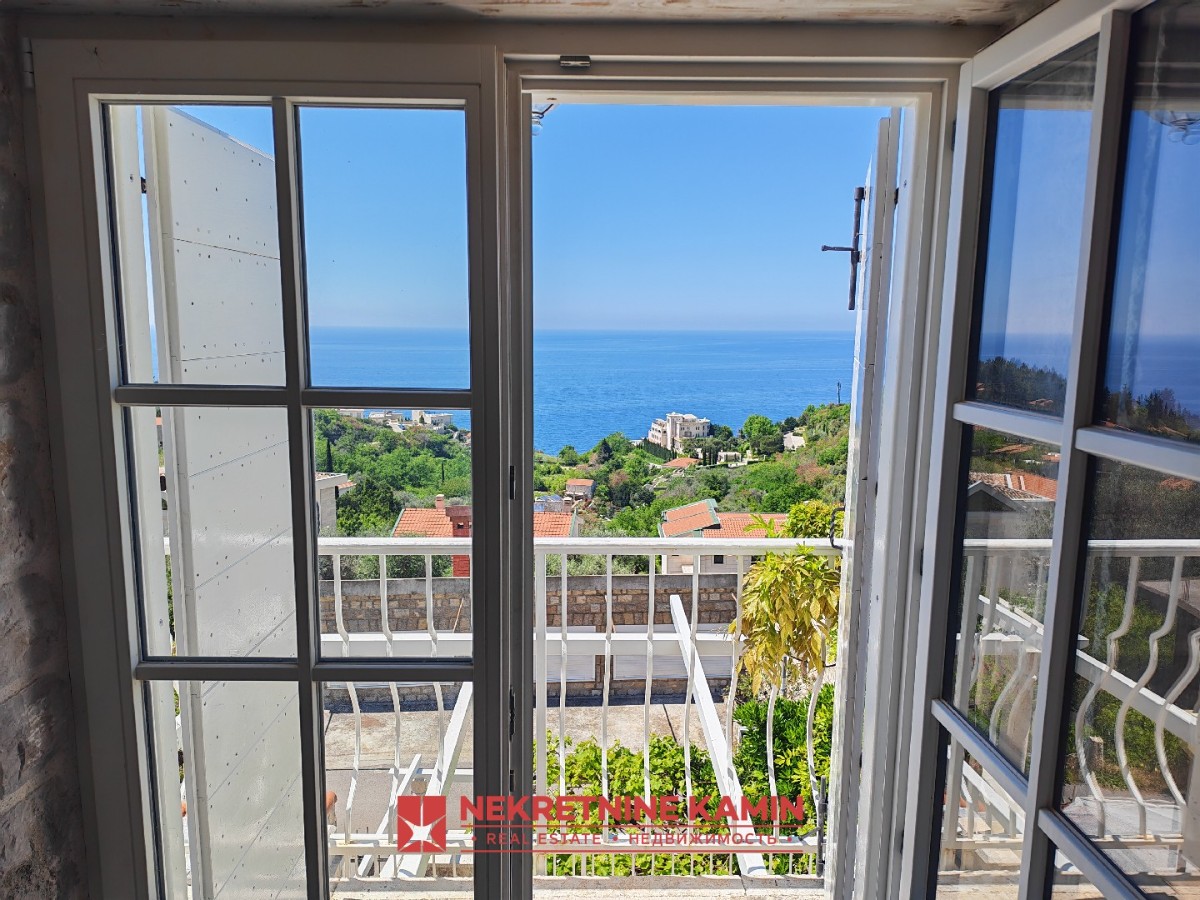 Renovirana trospratna kuća sa pogledom na more, Budva, Reževići